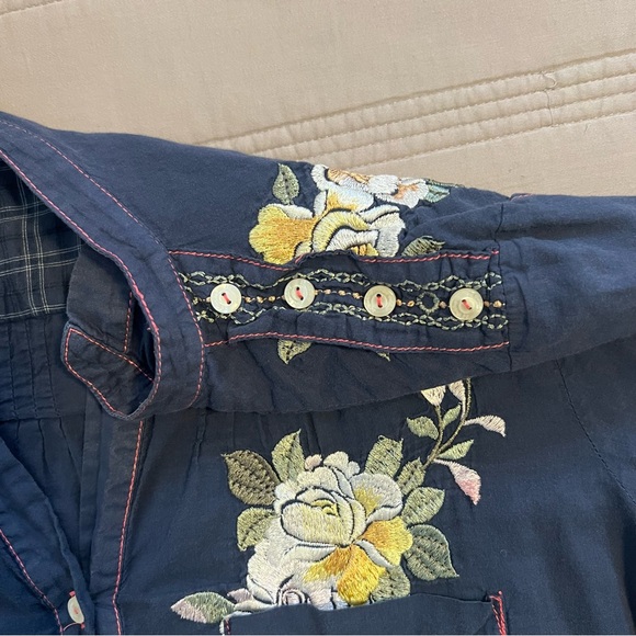 3J Workshop Johnny Was Navy Shirt with Pink Stitching Floral Embroidered Boho - Picture 5 of 8